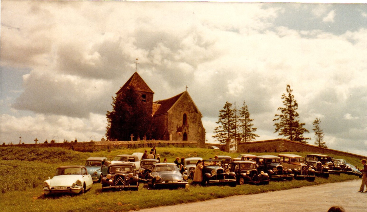 1981 Forêt de Fontainebleau, pause à l'Eglise de la Genevraye