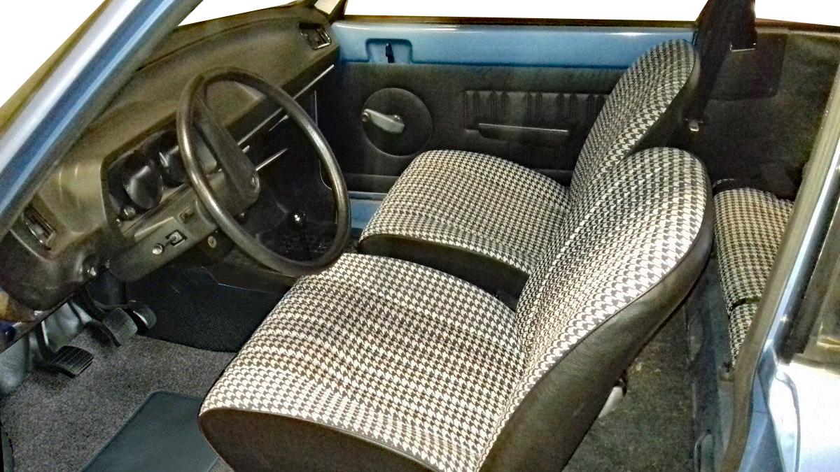 1976 Citroën LN bleue interieur